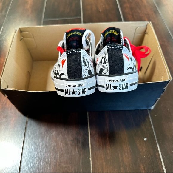 Children’s Looney Toons Valentine Converse Sneakers - Picture 4 of 5